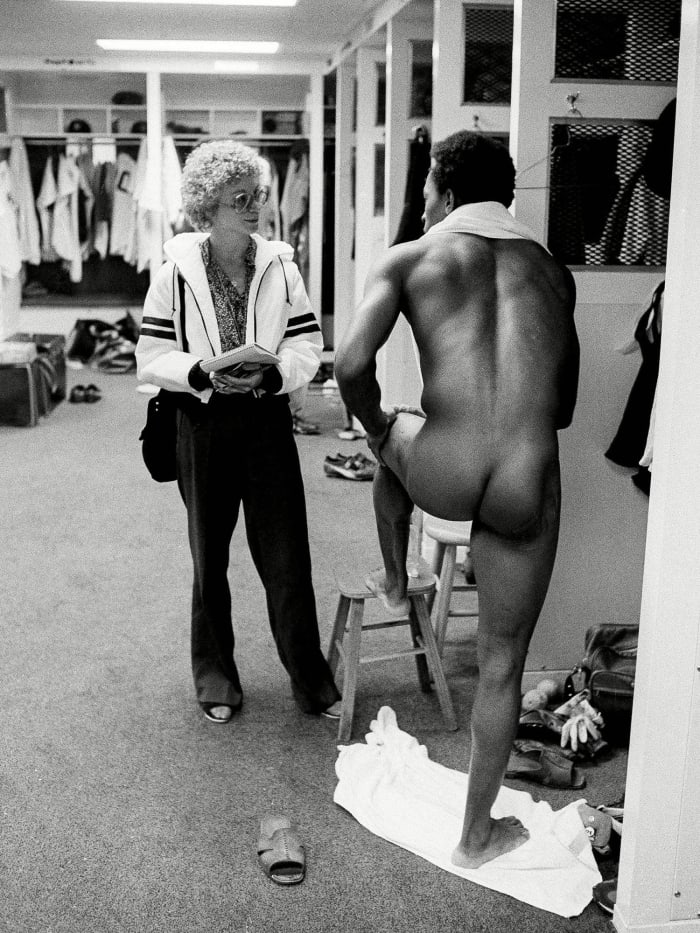willie-randolphn-female-reporter-lockerroom.jpg